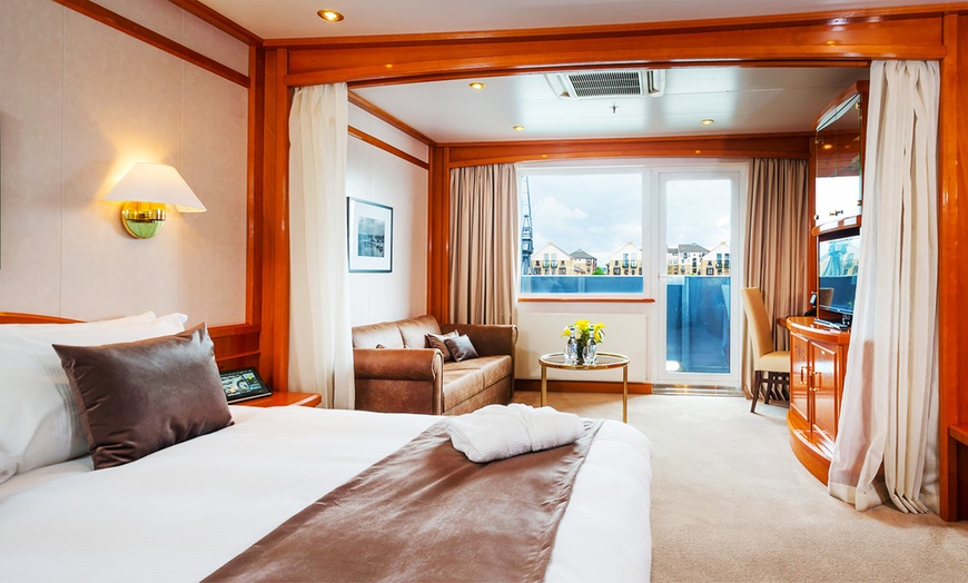 Image 5: 4* Luxury London Superyacht Hotel