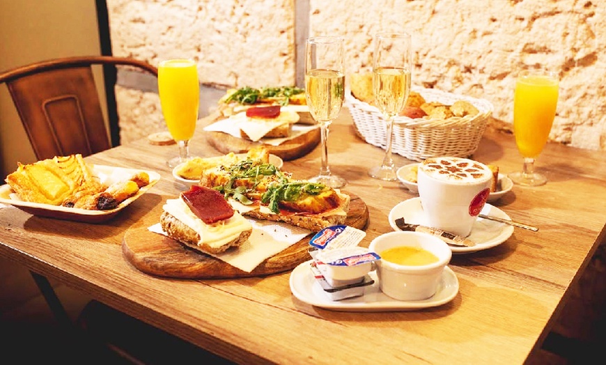 Image 1: Brunch con cava para 2 o 4 con platos salados, dulces y bebidas