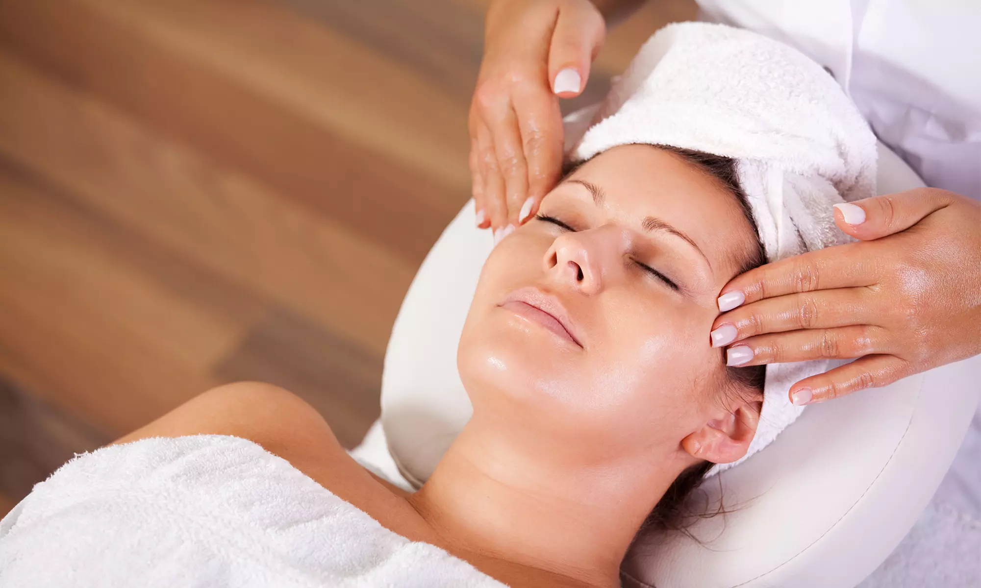 Full set of Nails, Signature, Luxury Facial & Sauna, or Glow Facial w/ Serum (Up to 43% Off) - Primary Image
