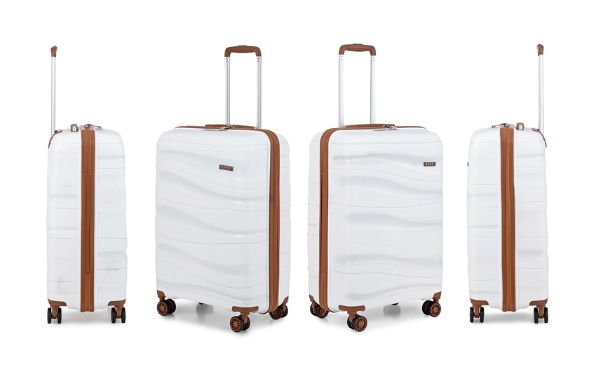 Image 5: White and Tan Wave Design Hard Shell Suitcase and Travel Bag Set