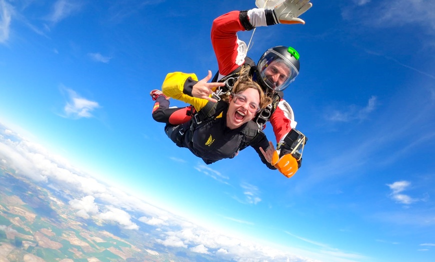 Image 2: ¡A volar! Salto tándem en paracaídas desde 4500 metros para 1 persona