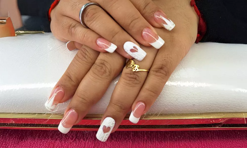 Manicura y/o pedicura o primera puesta de gel/acrílico