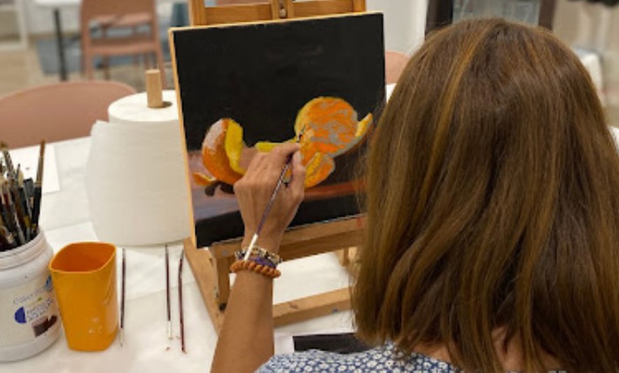 Image 1: Arte y vino, el combo perfecto: taller creativo de pintura con vino