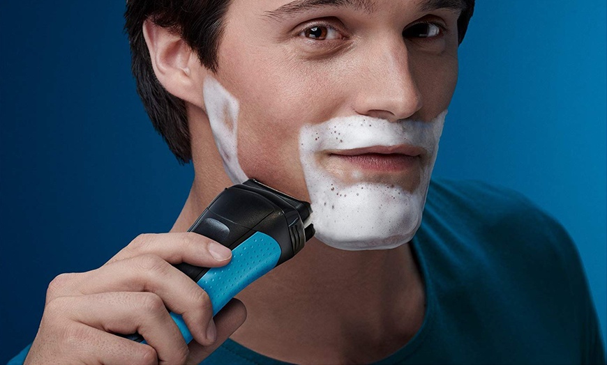 Image 2: Braun Electric Shaver