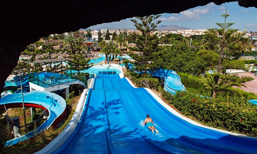 Image 2: Entrada al parque Aquamijas