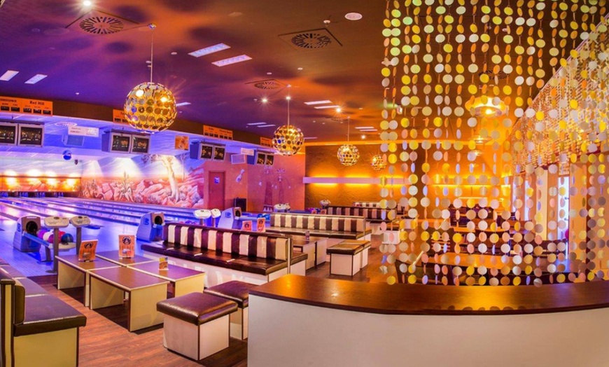 Image 2: 1,5 Std. Bowling & Schnitzel-Platte für 4 oder 6 Personen