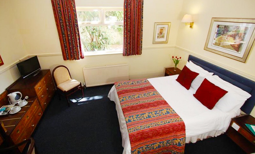 Image 3: 1- or 2-Night Stay with Breakfast in Newquay