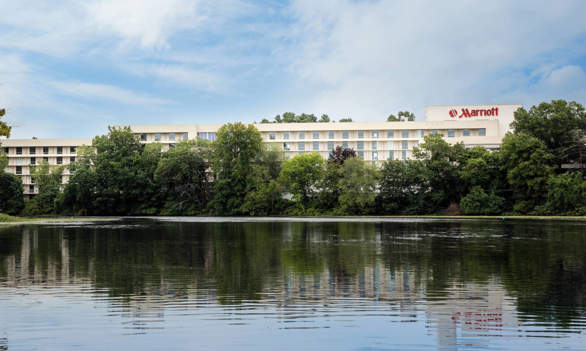 Member Pricing: Riverside Hotel in Middlesex County w/ Scenic Views