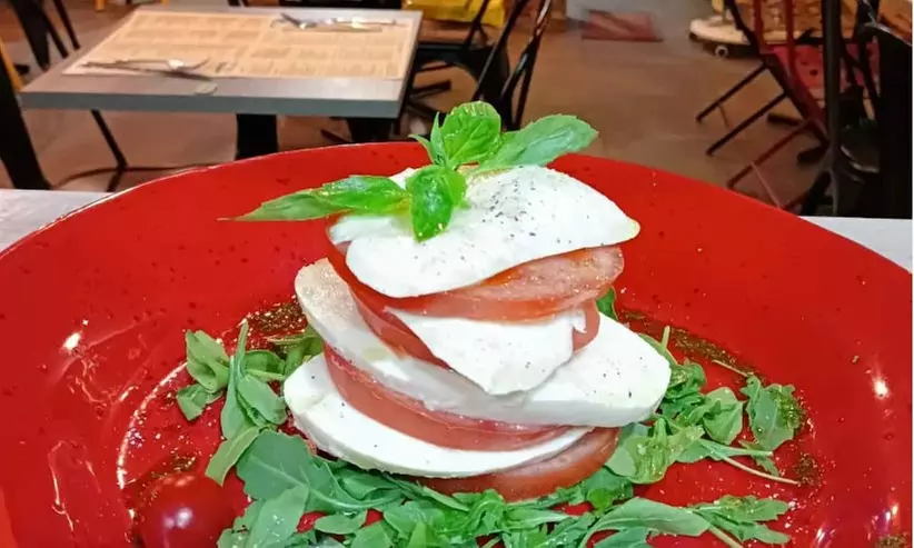 Menú con degustación de entrantes, principal, bebida y postre