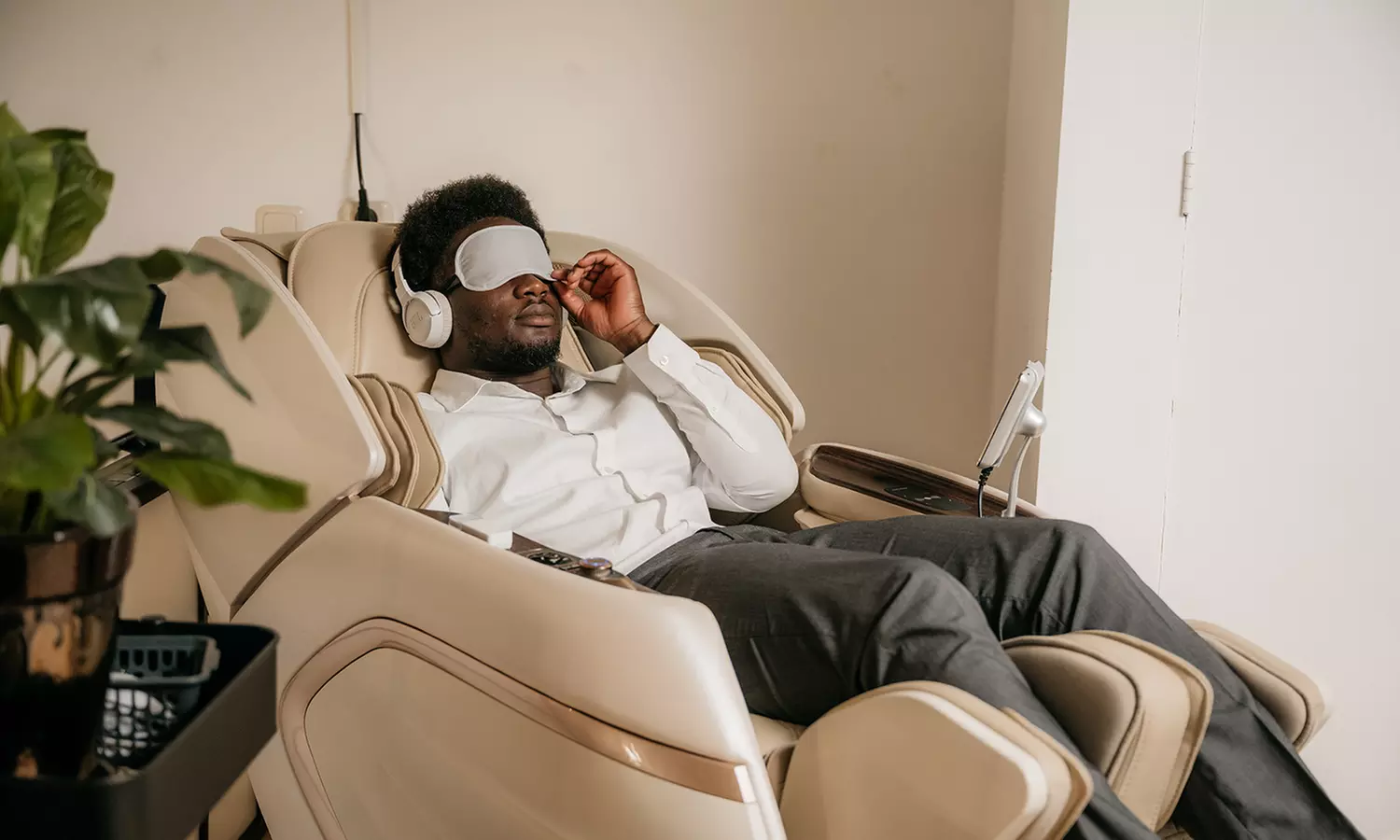 Betreed de oase van ontspanning: Full Body massagestoel in hartje Adam