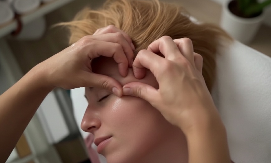 Image 1: Gesichtsmassage optional mit Maske und Kopfmassage für 1 Person