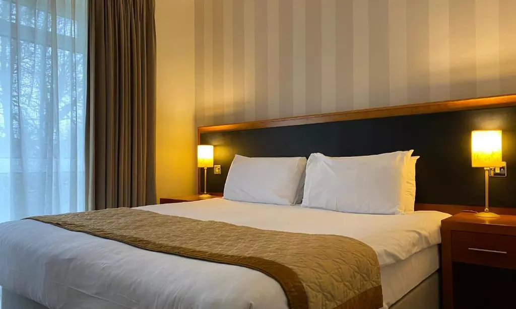 Charming Chester: For 2 or 4 with Breakfast, Bubbly and Pool Access