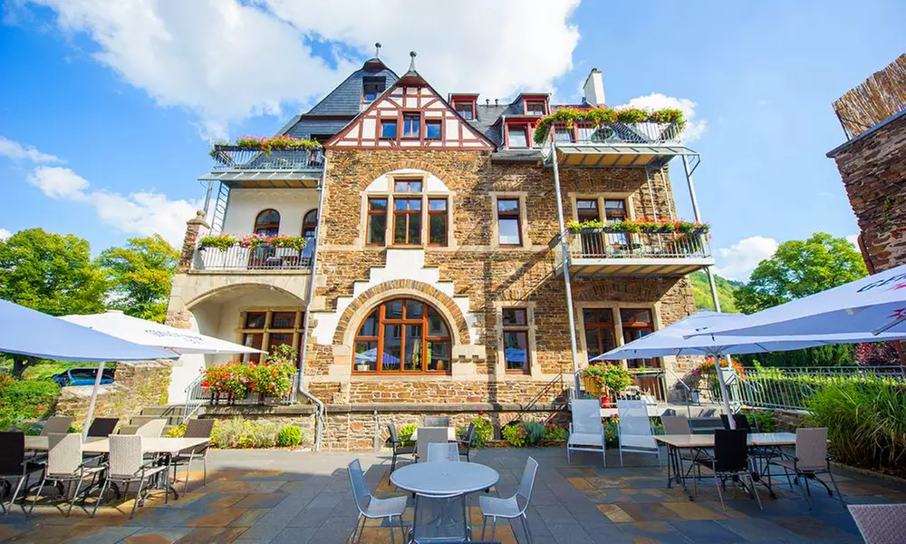 Moseltal: 2-4 od. 6 Tage für Zwei mit Frühstück, 1x Flasche Sekt und Pralinen in einer Suite im Hotel Villa Vinum Cochem - Primary Image