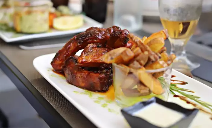 Aigues-Vives (Gard) : chambre double avec PDJ, menu en option