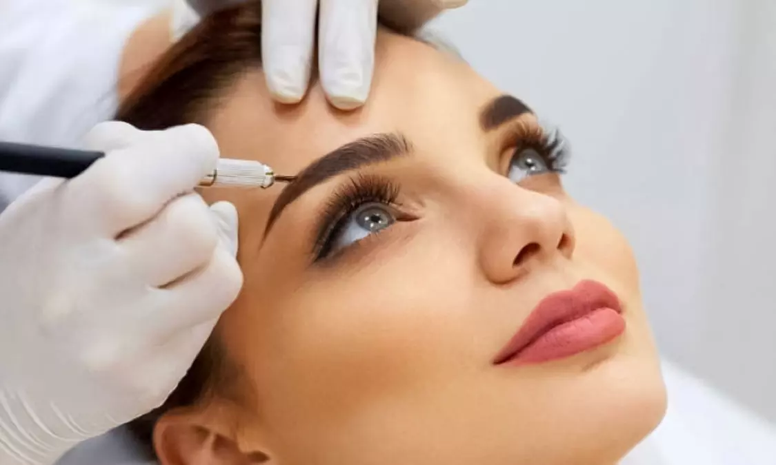 Sesión de microblading de cejas o sesión de microblading con retoque incluido con hasta un 67% de descuento - Primary Image