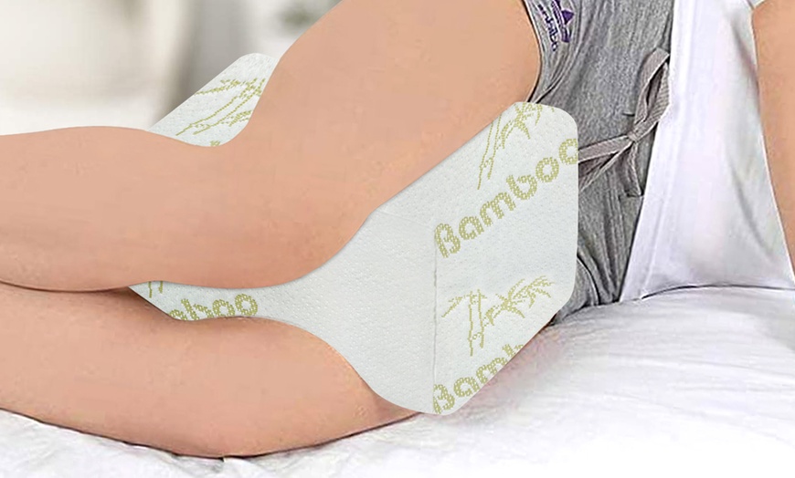 Image 6: Coussin pour jambes à mousse à mémoire de forme et revêtement bambou