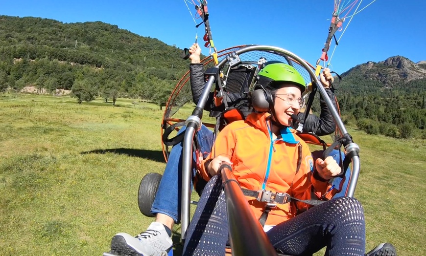 Image 1: Vuelo en parapente por el pantano de La Loteta con Cierzo Flight Co