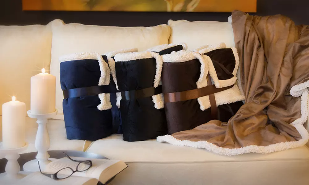 Kuscheldecke in Lammfelloptik in Schokolade, Schwarz oder Navy - Primary Image