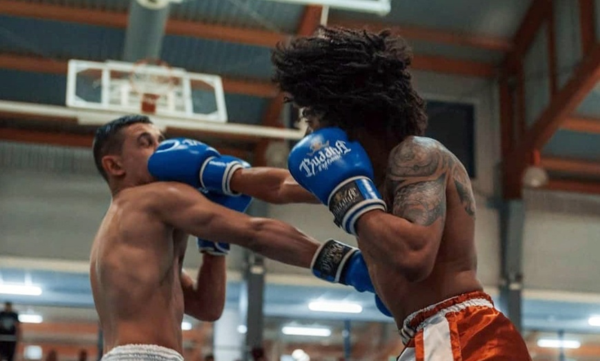 Image 1: Siente la energía con 1 o 2 meses de kickboxing con 2 clases semanales