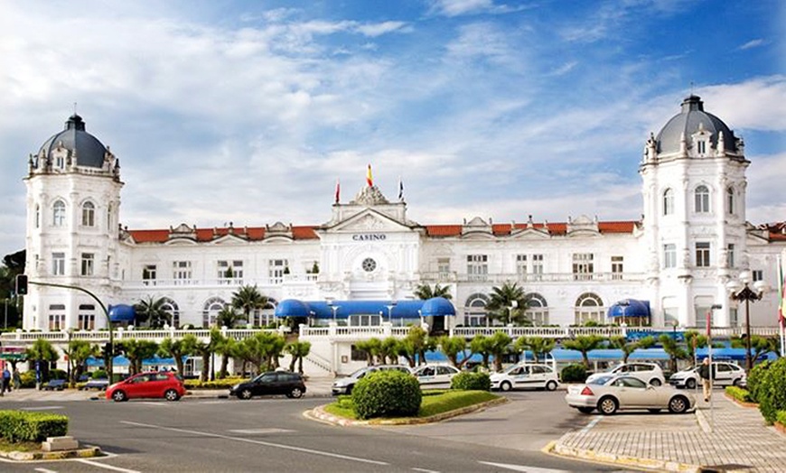 Image 4: Entrada al Gran Casino con copa