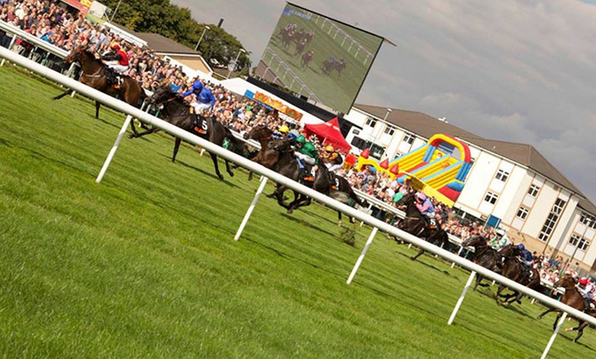 Image 5: Family Day at the Races