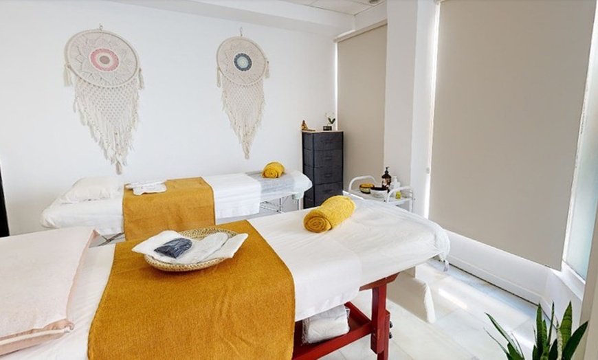 Image 2: Masaje relajante en pareja de 45 minutos o 1 hora con té de cortesía