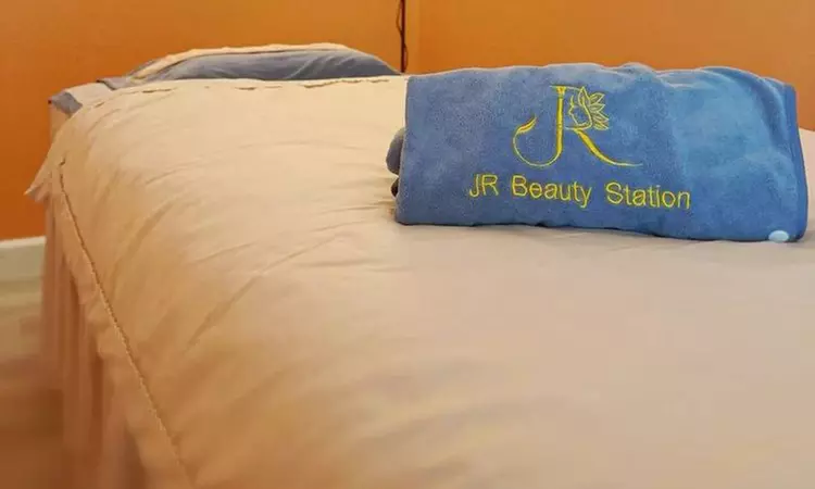 30-Min Basic Manicure Gel/Lacquer Polish w/Signature or Lifting Facial