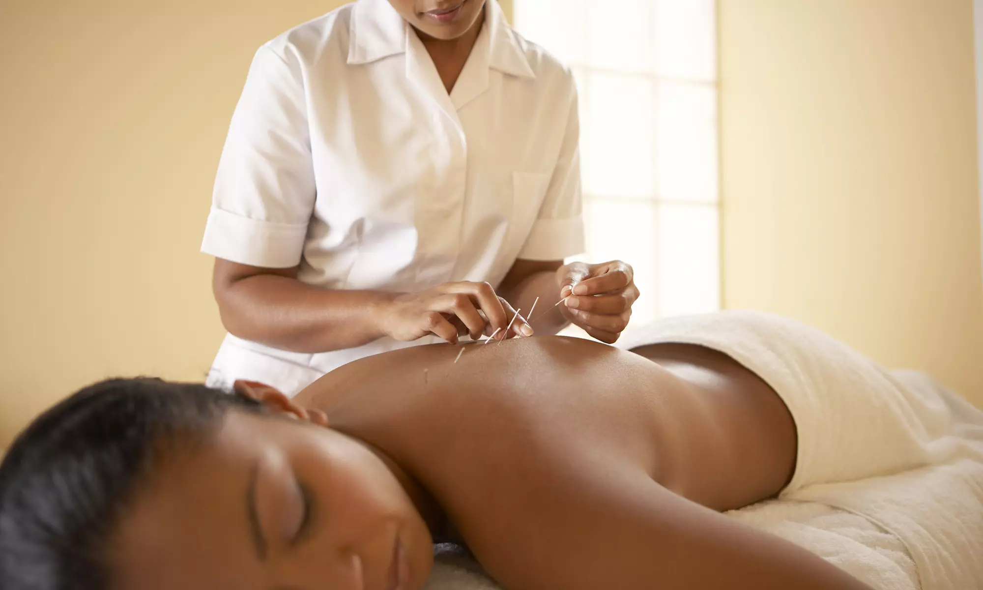 60 Min. Triggerpunkt-Massage mit Ohr- o. Ganzkörperakupunktur in der Praxis für Akupunktur und TCM (bis zu 81% sparen*) - Primary Image