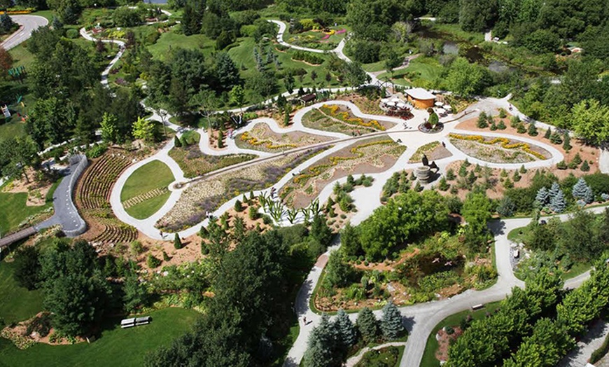 Image 3: Family Garden Visit