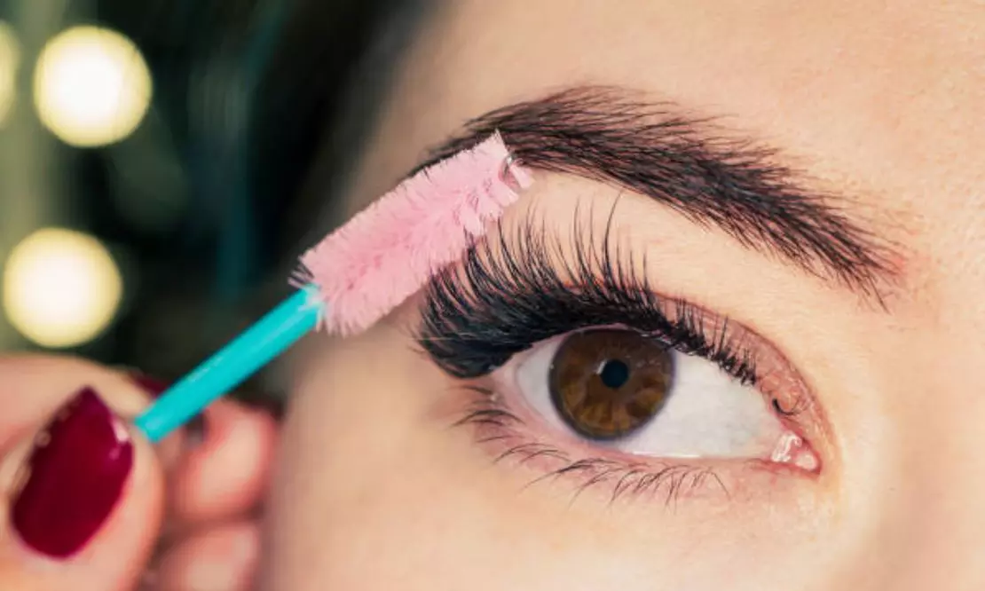 Lifting o extensiones de pestañas o diseño y laminado de cejas para 1