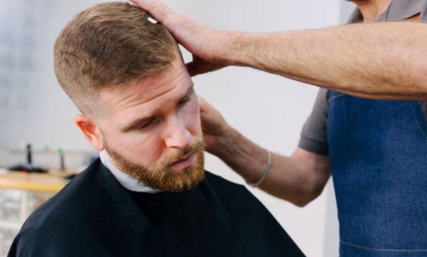 Image 7: 2 o 4 sesiones de peluquería para hombre con corte, lavado y peinado