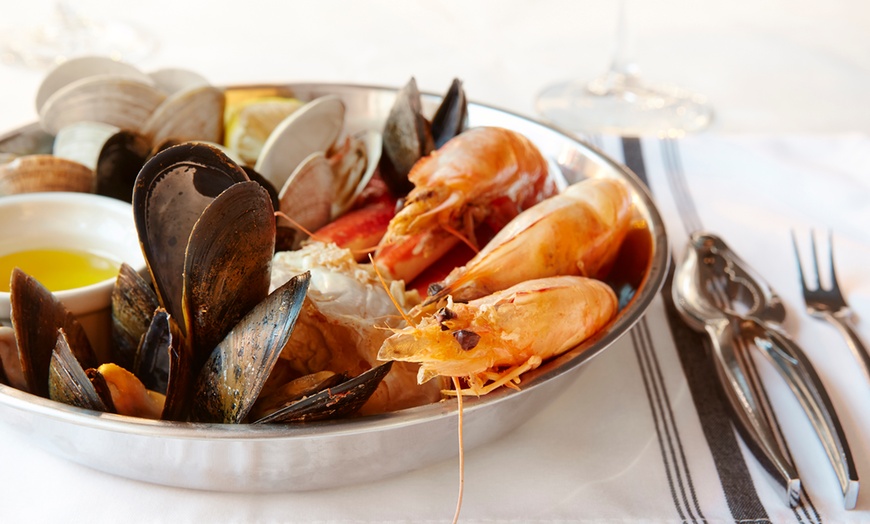 Image 1: Menu di pesce con vino