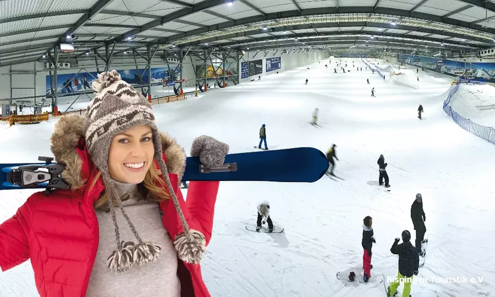 Snow Dome Bispingen: Tageskarte für 2 Erw. + opt. 1 Kind inkl. Ausrüstung & 1 Nacht im 4*Heidepark Soltau Abenteuerhotel - Primary Image