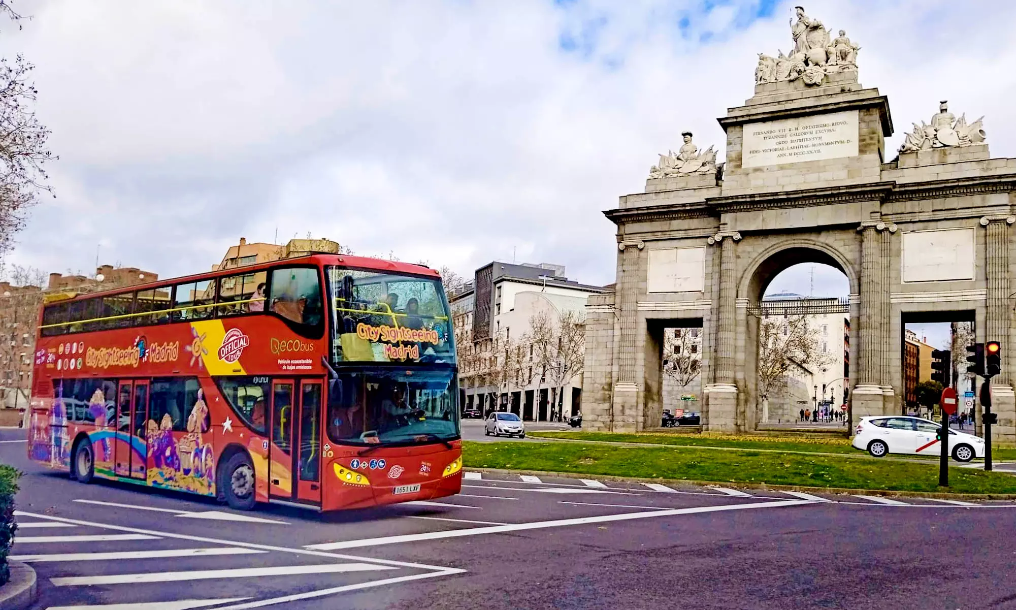 Recorre Madrid a tu ritmo: tour en autobús y a pie incluido