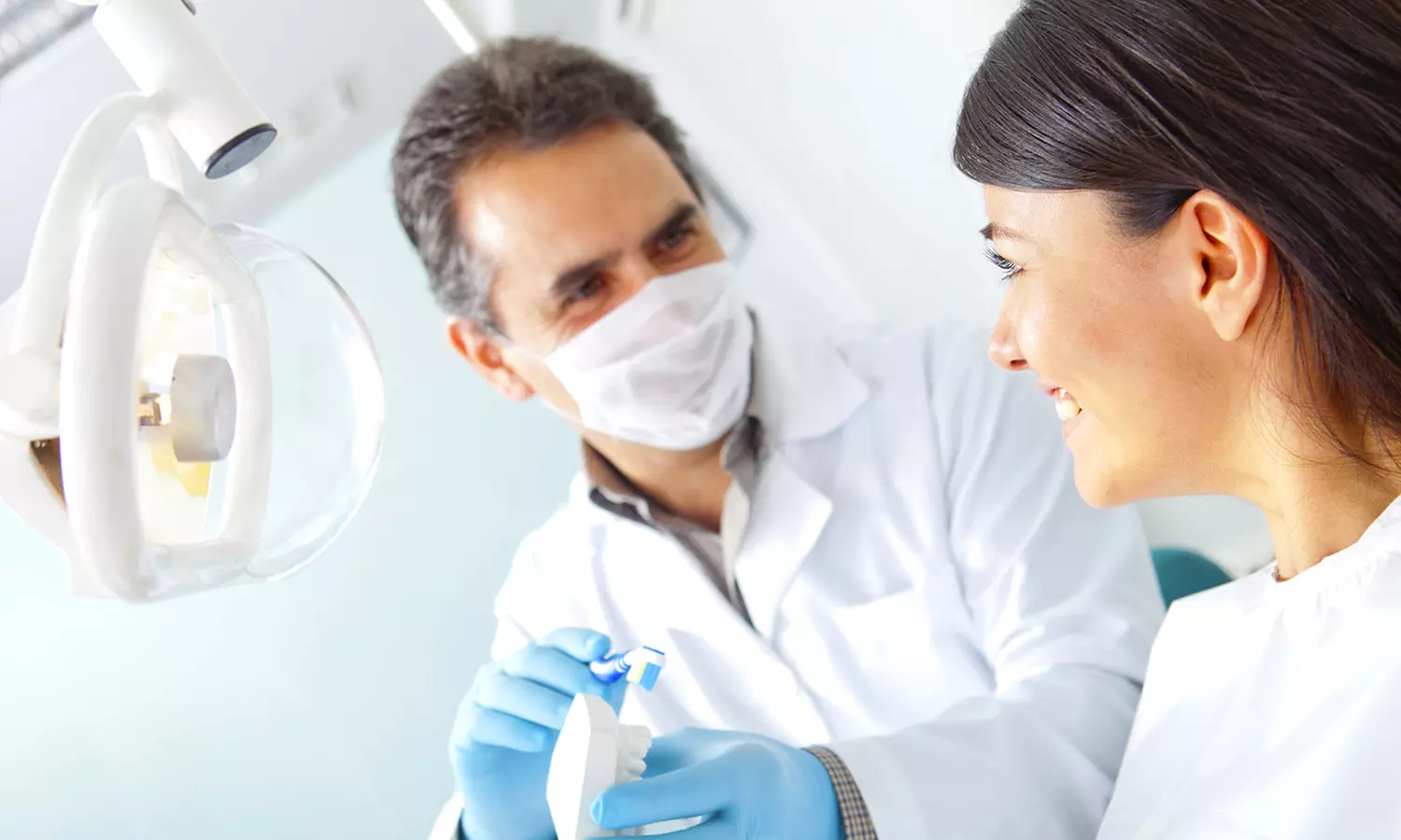 Visita odontoiatrica con igiene orale, fluoroprofilassi e sbiancamento LED per una o 2 persone - Primary Image