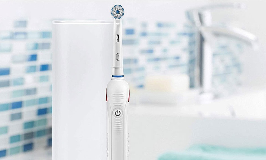 Image 2: Oral-B PRO 3 3000 Cross Action 3D Electric Rechargeable Toothbrush