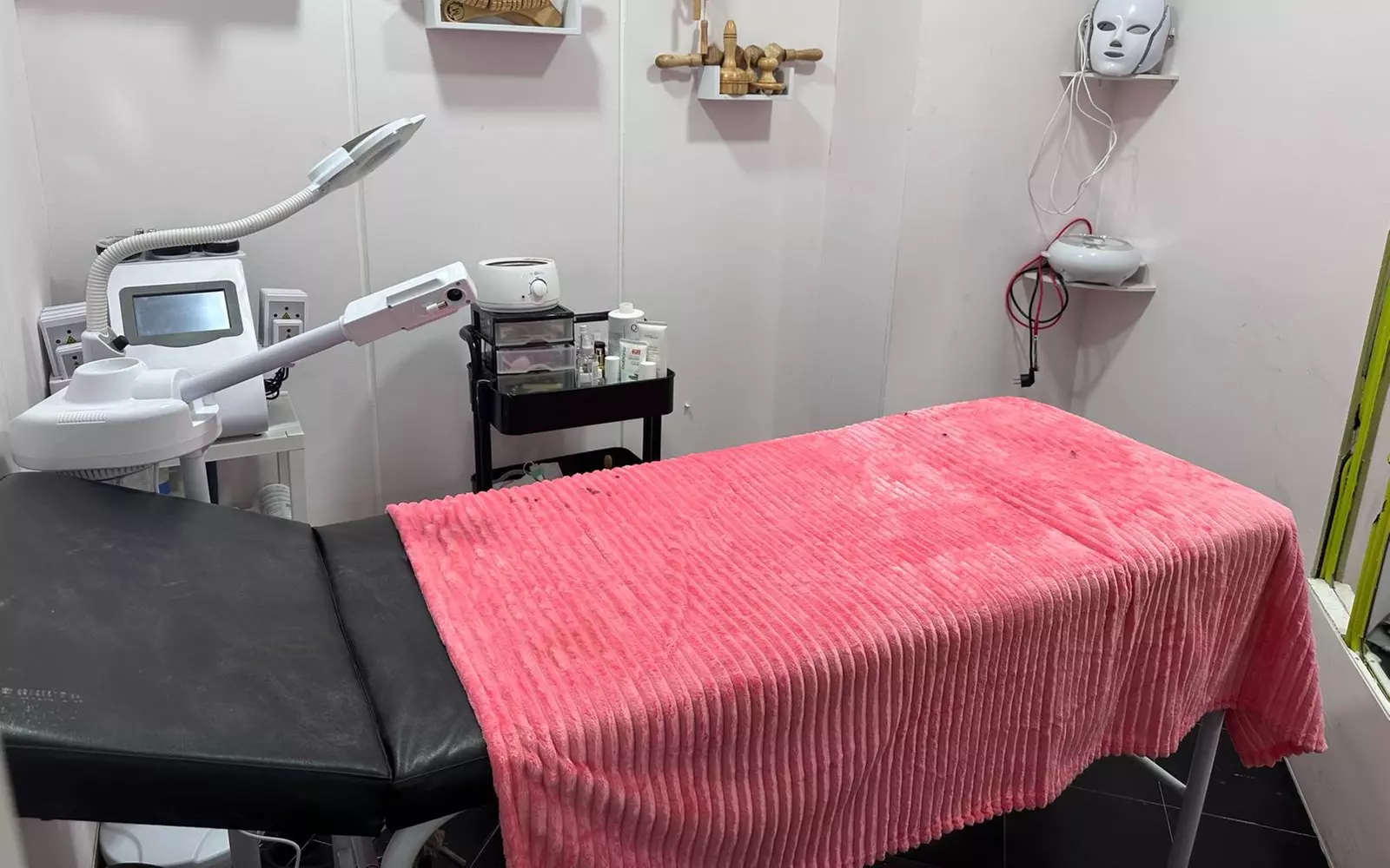 Microblading de cejas o micropigmentación en eyeliner o labios