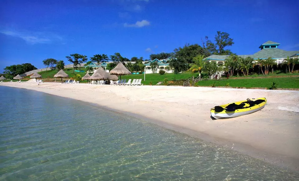 Four- or Seven-Night Stay with Daily Breakfast and Optional Diving at Turquoise Bay Resort in Roatán, Honduras - Primary Image