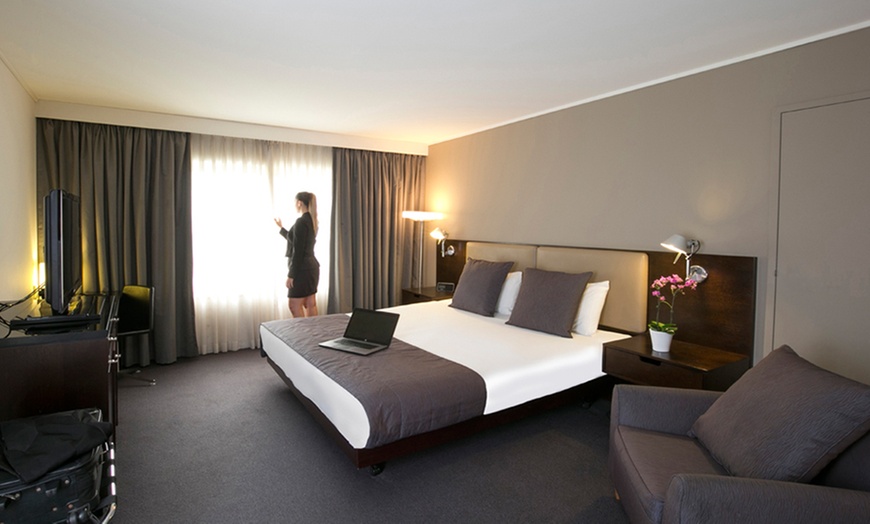 Image 2: Darling Harbour: Novotel Stay