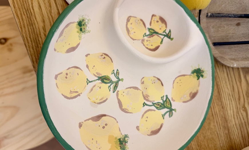 Image 7: Taller de pintura sobre cerámica con bebida o vino y cheesecake