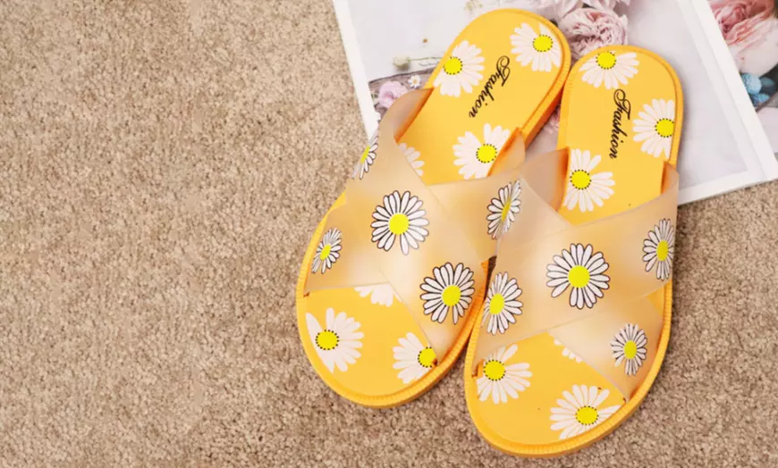 Image 6: Paire de sandales avec motifs à fleurs