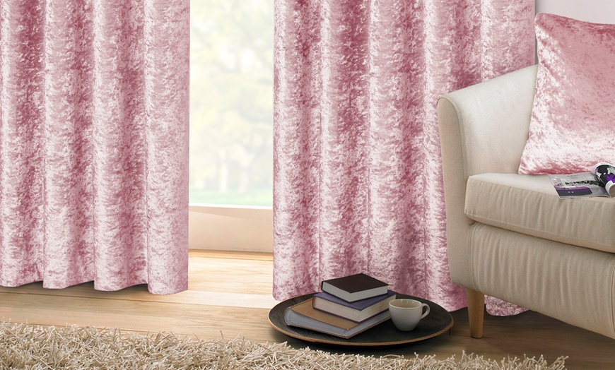 Image 7: Crushed Velvet-Lined Curtains