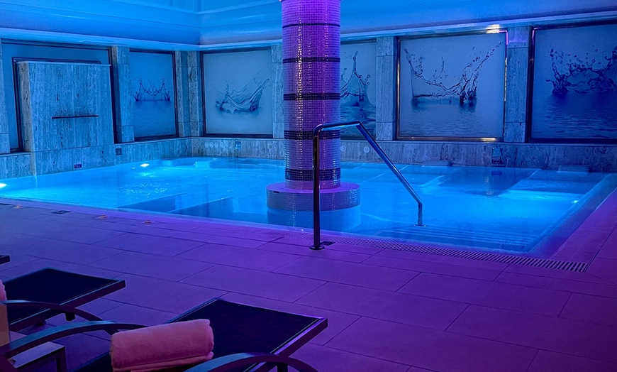 Image 7: Spa nocturno privado para parejas en hotel de 5 * con copa de cava