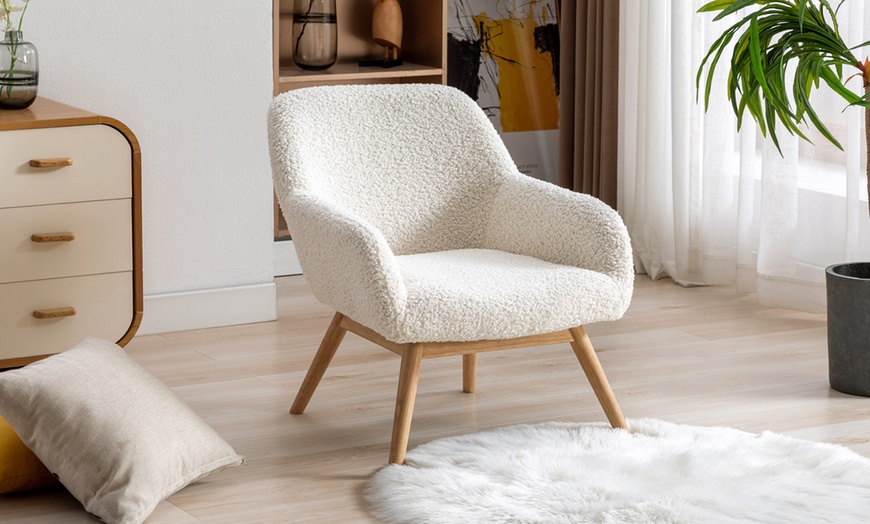 Image 4: Sillón de diseño acolchado con patas de madera