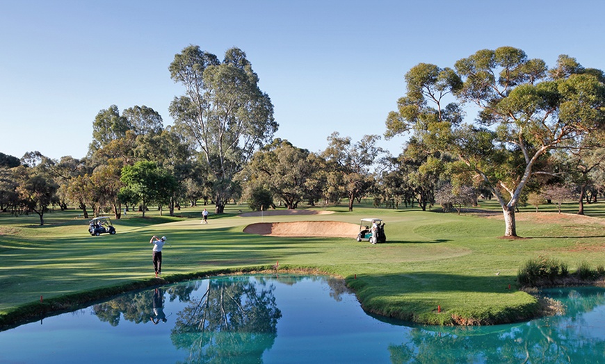 Image 1: Renmark: Resort Stay with Golf