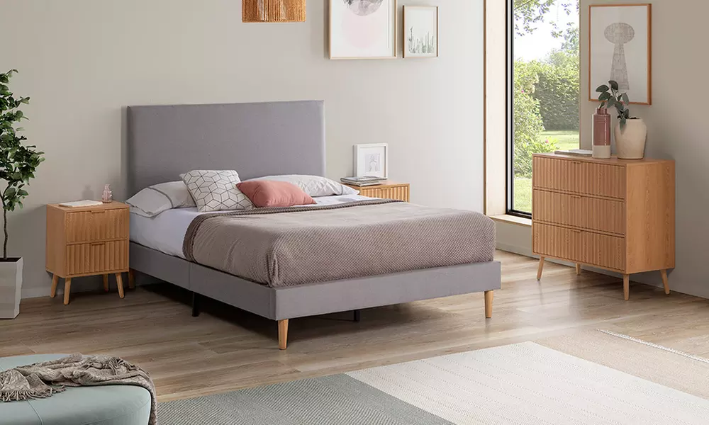 Base de cama tapizada Aura, disponible en varios tamaños y colores, con envío gratuito - Primary Image