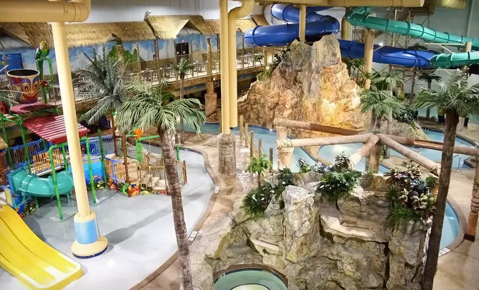 One-Night Stay with Pizza, Arcade Credits, and Waterpark Access at Edgewater Resort and Waterpark in Duluth, MN - Primary Image