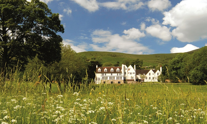 Image 1: 4* Peak District Stay