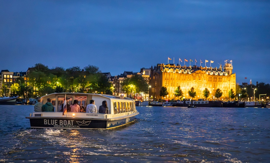 Image 3: Grachten vol lichtjes en legendes: een avondcruise door Amsterdam