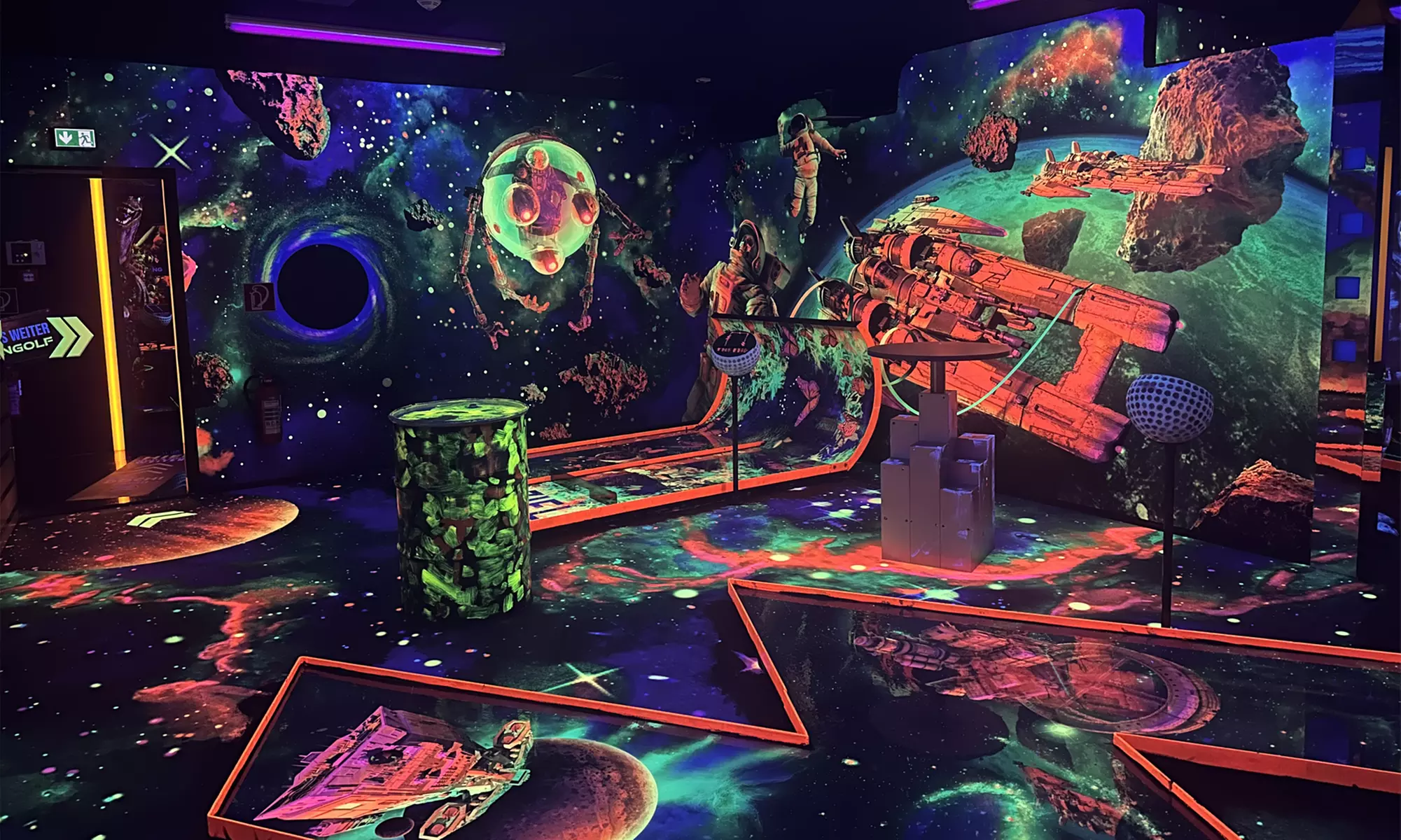 Spaß & Action: 3D Neon Minigolf oder 3D Pit-Pat für 2-4 Personen bei 3D Neongolf & 3D PIT-PAT (bis 48% sparen) - Primary Image